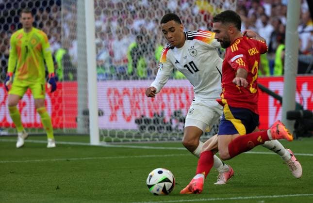 05 07 2024, European Football Championship, Germany quarter-final, against Spain, Stuttgart Football Arena, Sport, in the picture Manuel Neuer Germany , Jamal Musiala Germany against Daniel Carvajal Spain