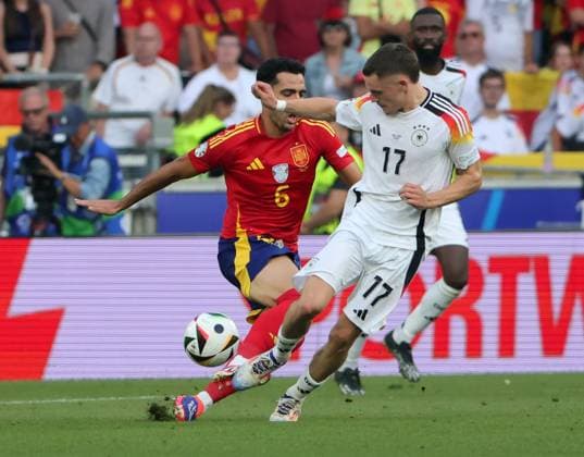 05 07 2024, European Football Championship, Germany quarter-final, against Spain, Stuttgart Football Arena, Sport, in the picture Mikel Merino Spain against Florian Wirtz Germany