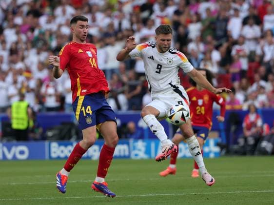 05 07 2024, European Football Championship, Germany quarter-final, against Spain, Stuttgart Football Arena, Sport, in the picture Aymeric Laporte Spain against Niclas Fuellkrug Germany