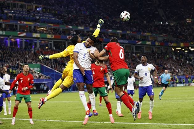 HAMBURG - (l-r) France goalkeeper Mike Maignan, Jules Kounde of France, Joao Palhinha of Portugal during the UEFA EURO, EM, Europameisterschaft,Fussball 2024 quarter-final match between Portugal and France at Volksparkstadion on July 5, 2024 in Hamburg, Germany. ANP Hollandse Hoogte MAURICE VAN STEEN UEFA EURO 2024 2024 xVIxANPxSportx xVanxSteenxFotografiexIVx 502834556 originalFilename: 502834556.jpg