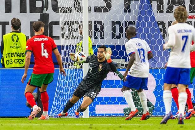 Portugal v France: Quarter-Final - UEFA EURO, EM, Europameisterschaft,Fussball 2024 Bernardo Silva, Eduardo CamavingaRuben Dias, Diogo Costa, N™Golo Kante are playing during the UEFA Euro 2024 Quarter-Final match between Portugal v France, at the stadium in Hamburg, Germany, on July 5, 2024. Hamburg Germany Copyright: xAndrzejxIwanczukx originalFilename:iwanczuk-portugal240705_npCwf.jpg