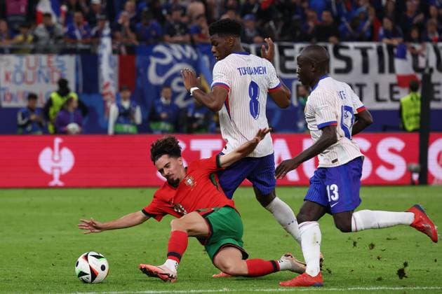 Volksparkstadion, Hamburg UEFA EURO 2024 Germany, quarter-final 5 July 2024 , Portugal France v l , Vitinha Portugal , Aurà lien Tchouameni France , N Golo Kantà France , duel, action, action, battles for the ball Copyright: JoaquimxFerreira