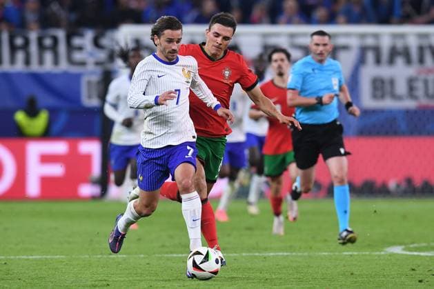 Soccer UEFA EURO 2024 Quarterfinal Portugal France on 05 07 2024 at Volksparkstadion Hamburg in Hamburg Antoine Griezmann France , left Joao Palhinha Portugal , right xRx