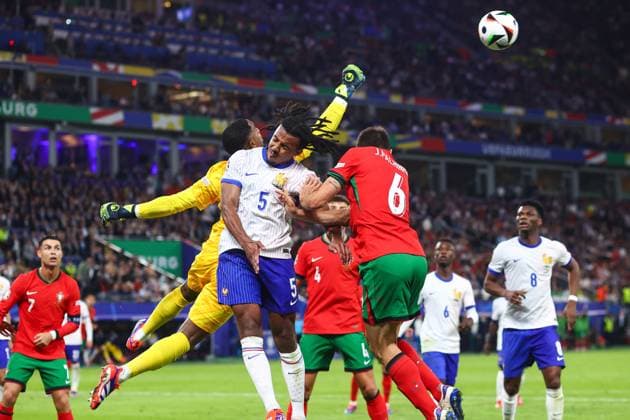 Portugal gegen Frankreich 5. Juli 2024, Hamburg UEFA EURO-Viertelfinale Portugal gegen Frankreich Jules Kounde (Frankreich) und Joao Palhinha (Portugal) stürzen sich auf den Ball, den Frankreichs Torwart Mike Maignan abwehrt Foto Charlotte Wilson Abseits Hamburg Deutschland  Copyright: xCharlottexWilsonx xOffsidexOffside