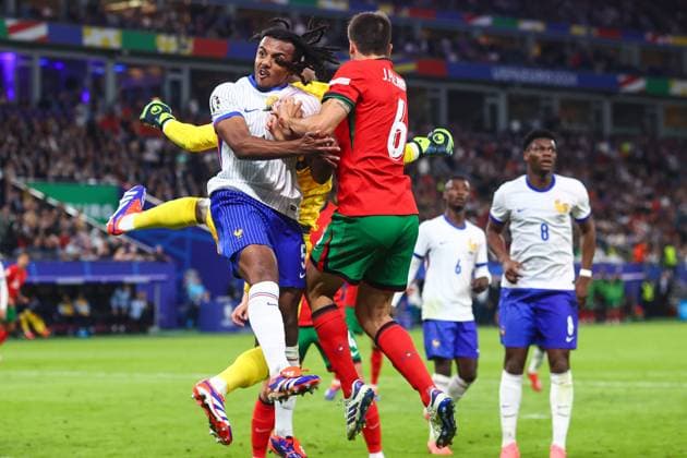 Portugal gegen Frankreich 5. Juli 2024, Hamburg UEFA EURO-Viertelfinale Portugal gegen Frankreich Jules Kounde (Frankreich) und Joao Palhinha (Portugal) stürzen sich auf den Ball, den Frankreichs Torwart Mike Maignan abwehrt Foto Charlotte Wilson Abseits Hamburg Deutschland  Copyright: xCharlottexWilsonx xOffsidexOffside