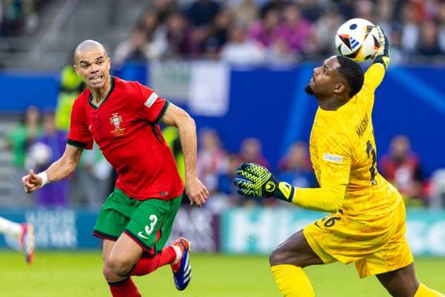 Portugal v France: Quarter-Final - UEFA EURO, EM, Europameisterschaft,Fussball 2024 Pepe, Mike Maignan are playing during the UEFA Euro 2024 Quarter-Final match between Portugal v France, at the stadium in Hamburg, Germany, on July 5, 2024. Hamburg Germany  Copyright: xAndrzejxIwanczukx originalFilename:iwanczuk-portugal240705_npRWC.jpg