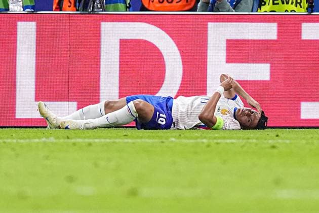 2024-07-05 Portugal v France - Quarter-Final - UEFA EURO, EM, Europameisterschaft,Fussball 2024 HAMBURG, GERMANY - JULY 5: Kylian Mbappe of France injured on the ground during the Quarter-Final - UEFA EURO 2024 match between Portugal and France at Volksparkstadion on July 5, 2024 in Hamburg, Germany. (Photo by Joris Verwijst BSR Agency) Hamburg Germany Content not available for redistribution in The Netherlands directly or indirectly through any third parties. Copyright: xBSRxAgencyx