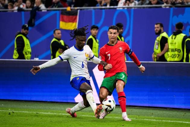 240705 Eduardo Camavinga of France and Cristiano Ronaldo of Portugal during the UEFA Euro 2024 Football Championship Quarterfinal between Portugal and France on July 5, 2024 in Hamburg Photo Jesper Zerman BILDBYRAN kod JZ JZ0551 fotboll football soccer fotball fotballs em europamästerskap em uefa euro uefa european football championship euro 2024 portugal frankrike france bbeng bbauto  Copyright: JESPERxZERMAN BB240705JZ086
