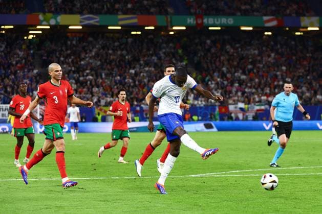 Randal Kolo Muani of France takes a shot but fails to score Portugal v France, UEFA European Championship, EM, Europameisterschaft 2024, Quarter Final, Football, Volksparkstadion, Hamburg, Germany, 05 Jul 2024 EDITORIAL USE ONLY No use with unauthorised audio, video, data, fixture lists, club league logos or live services. Online in-match use limited to 120 images, no video emulation. No use in betting, games or single club league player publications. Copyright: xKieranxMcManus Shutterstockx 14571382bn
