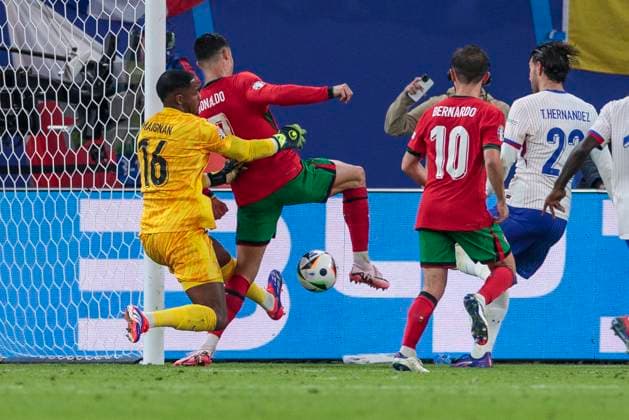 UEFA EURO 2024 Portugal France 05 07 2024 Cristiano Ronaldo Portugal, 7 , Mike Maignan France, 16 UEFA EURO 2024 quarter-final Portugal France Volksparkstadion Hamburg, Hamburg on 05 07 2024 Copyright: xBEAUTIFULxSPORTS Meuselx
