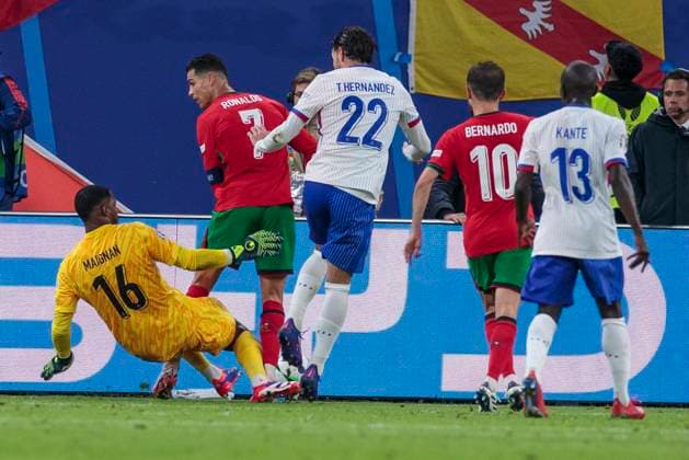 UEFA EURO 2024 Portugal France 05 07 2024 Cristiano Ronaldo Portugal, 7 , Mike Maignan France, 16 UEFA EURO 2024 quarter-final Portugal France Volksparkstadion Hamburg, Hamburg on 05 07 2024 Copyright: xBEAUTIFULxSPORTS Meuselx