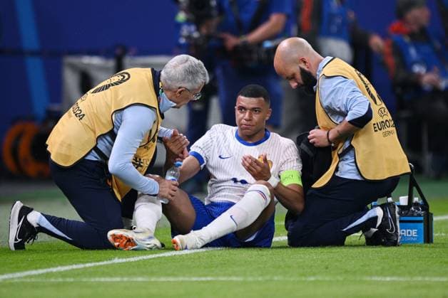 Russia Soccer Euro 2024 Portugal - France 8723203 05.07.2024 France s Kylian Mbappe receives medical attention following an injury during the UEFA EURO, EM, Europameisterschaft,Fussball 2024 quarter final soccer match between Portugal and France at the Volksparkstadion in Hamburg, Germany. Alexey Filippov Sputnik Hamburg Germany  Copyright: xAlexeyxFilippovx