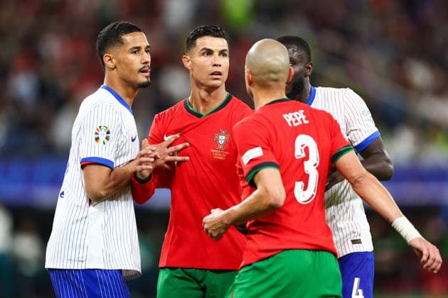 Portugal gegen Frankreich 5. Juli 2024, Hamburg UEFA EUROs Viertelfinale Portugal gegen Frankreich William Saliba von Frankreich hält Cristiano Ronaldo von Portugal fest Foto Charlotte Wilson Abseits Hamburg Deutschland  Copyright: xCharlottexWilsonx xOffsidexOffside