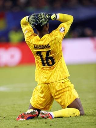 HAMBURG - France goalkeeper Mike Maignan during the UEFA EURO, EM, Europameisterschaft,Fussball 2024 quarter-final match between Portugal and France at the Volksparkstadion on July 5, 2024 in Hamburg, Germany. ANP Hollandse Hoogte MAURICE VAN STEEN UEFA EURO 2024 2024 xVIxANPxSportx xVanxSteenxFotografiexIVx 502835579 originalFilename: 502835579.jpg