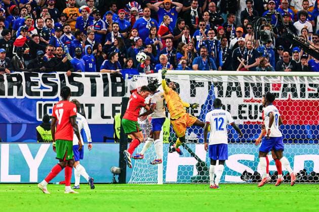 Mike Maignan France, 16 fists ball away GER, Portugal vs France, European Football Championship, UEFA Euro 2024, quarter-final, 05 07 2024 GER, Portugal vs France, European Football Championship, UEFA Euro 2024, quarter-final, 05 07 2024 Hamburg Copyright: xEibner-Pressefoto MarcelxvonxFehrnx EP_MFN