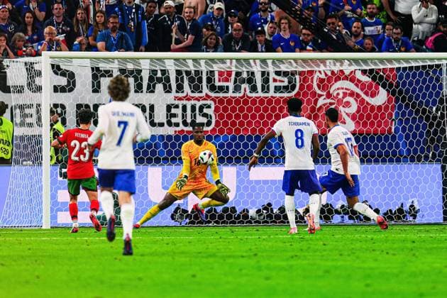 Mike Maignan France, 16 haelt Ball GER, Portugal vs France, European Football Championship, UEFA Euro 2024, quarter-final, 05 07 2024 GER, Portugal vs France, European Football Championship, UEFA Euro 2024, quarter-final, 05 07 2024 Hamburg Copyright: xEibner-Pressefoto MarcelxvonxFehrnx EP_MFN