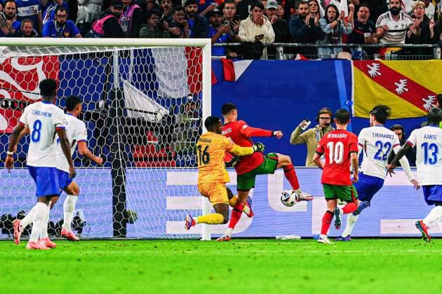 Goal kick goal chance with heel Christiano Ronaldo Portugal, 07 , Mike Maignan France, 16 GER, Portugal vs France, European Football Championship, UEFA Euro 2024, quarter-final, 05 07 2024 GER, Portugal vs France, European Football Championship, UEFA Euro 2024, quarter-final, 05 07 2024 Hamburg Copyright: xEibner-Pressefoto MarcelxvonxFehrnx EP_MFN