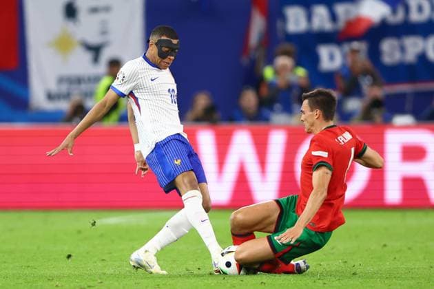 Joao Palhinha of Portugal challenges Kylian Mbappà of France Portugal v France, UEFA European Championship, EM, Europameisterschaft 2024, Quarter Final, Football, Volksparkstadion, Hamburg, Germany, 05 Jul 2024 EDITORIAL USE ONLY No use with unauthorised audio, video, data, fixture lists, club league logos or live services. Online in-match use limited to 120 images, no video emulation. No use in betting, games or single club league player publications. Copyright: xKieranxMcManus Shutterstockx 14571382bu