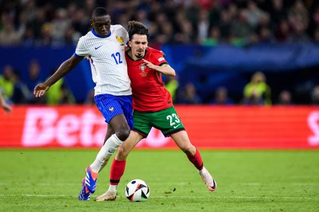 240705 Randal Kolo Muani of France and Vitinha of Portugal during the UEFA Euro 2024 Football Championship Quarterfinal between Portugal and France on July 5, 2024 in Hamburg Photo Jesper Zerman BILDBYRAN kod JZ JZ0551 fotboll football soccer fotballs em europamästerskap em uefa euro uefa european football championship euro 2024 portugal frankrike france bbeng bbauto  Copyright: JESPERxZERMAN BB240705JZ097