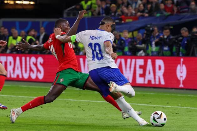 Volksparkstadion, Hamburg UEFA EURO 2024 Germany, quarter-final 5 July 2024 , Portugal France v l , Nuno Mendes Portugal , Kylian MbappÃ France , duel, action, action, battles for the ball Copyright: JoaquimxFerreira