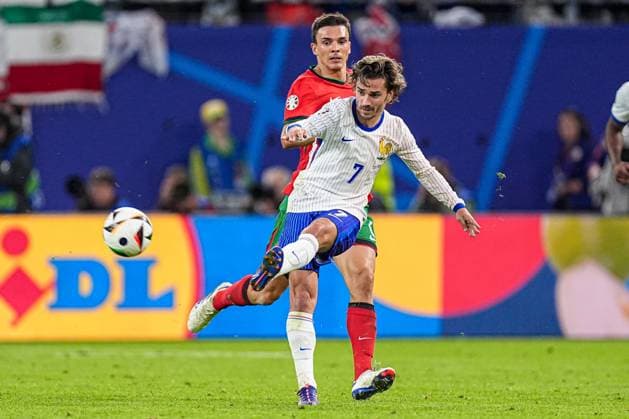 2024-07-05 Portugal v France - Quarter-Final - UEFA EURO, EM, Europameisterschaft,Fussball 2024 HAMBURG, GERMANY - JULY 5: Antoine Griezmann of France shoots during the Quarter-Final - UEFA EURO 2024 match between Portugal and France at Volksparkstadion on July 5, 2024 in Hamburg, Germany. (Photo by Joris Verwijst BSR Agency) Hamburg Germany Content not available for redistribution in The Netherlands directly or indirectly through any third parties. Copyright: xBSRxAgencyx