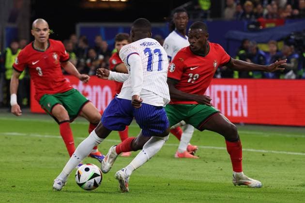 Volksparkstadion, Hamburg UEFA EURO 2024 Germany, quarter-final 5 July 2024 , Portugal France v l , Ousmane DembÃ lÃ France , Nuno Mendes Portugal , duel, action, action, battles for the ball Copyright: JoaquimxFerreira