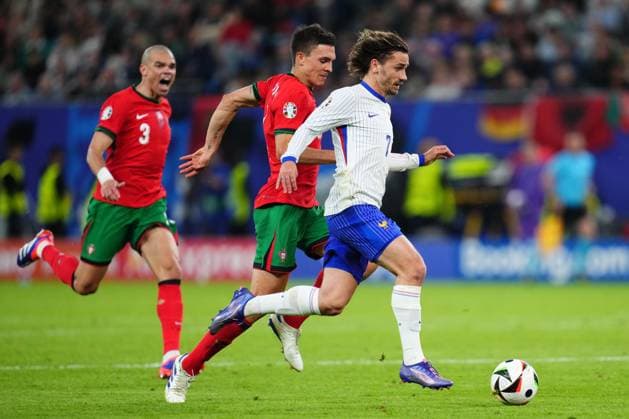 GER: Portugal v France. UEFA EURO, EM, Europameisterschaft,Fussball 2024 Joao Palinha of Portugal and Antonie Griezmann of France during the UEFA Euro 2024 match between Portugal and France. Quarter Finals, played at Volksparkstadion on July 5, 2024 in Hamburg, Germany. kpng Copyright: xBaguxBlancox xPRESSINPHOTOx PS_240705_POR_FRA_007