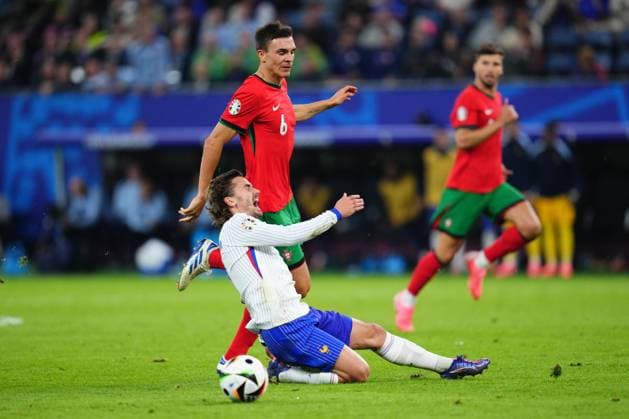 GER: Portugal v France. UEFA EURO, EM, Europameisterschaft,Fussball 2024 Joao Palinha of Portugal and Antonie Griezmann of France during the UEFA Euro 2024 match between Portugal and France. Quarter Finals, played at Volksparkstadion on July 5, 2024 in Hamburg, Germany. kpng Copyright: xBaguxBlancox xPRESSINPHOTOx PS_240705_POR_FRA_010
