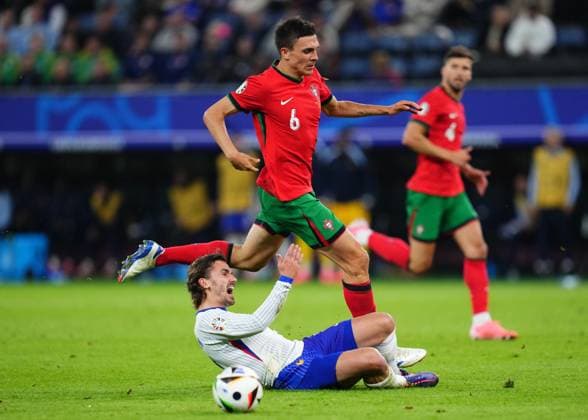 GER: Portugal v France. UEFA EURO, EM, Europameisterschaft,Fussball 2024 Joao Palinha of Portugal and Antonie Griezmann of France during the UEFA Euro 2024 match between Portugal and France. Quarter Finals, played at Volksparkstadion on July 5, 2024 in Hamburg, Germany. kpng Copyright: xBaguxBlancox xPRESSINPHOTOx PS_240705_POR_FRA_011