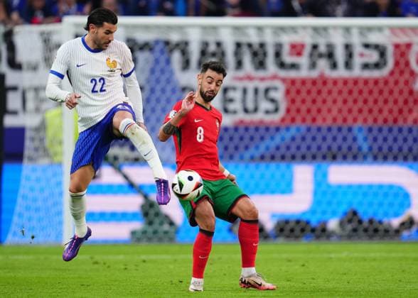 GER: Portugal v France. UEFA EURO, EM, Europameisterschaft,Fussball 2024 Theo Hernandez of France and Bruno Fernandes of Portugal during the UEFA Euro 2024 match between Portugal and France. Quarter Finals, played at Volksparkstadion on July 5, 2024 in Hamburg, Germany. kpng Copyright: xBaguxBlancox xPRESSINPHOTOx PS_240705_POR_FRA_005