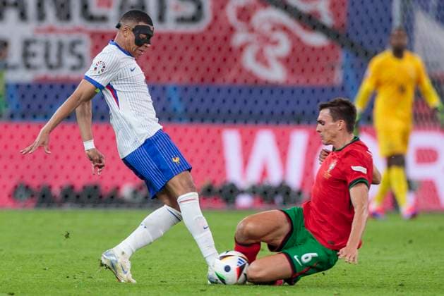 UEFA EURO 2024 Portugal France 05 07 2024 Joao Palhinha Portugal, 6 fouls Kylian Mbappe France, 10 UEFA EURO 2024 quarter-final Portugal France Volksparkstadion Hamburg, Hamburg on 05 07 2024 Copyright: xBEAUTIFULxSPORTS Meuselx