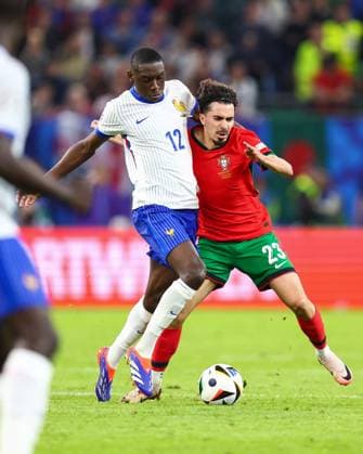 Portugal gegen Frankreich 5. Juli 2024, Hamburg UEFA EUROs Viertelfinale Portugal gegen Frankreich Randal Kolo Muani von Frankreich und Vitinha von Portugal Foto Charlotte Wilson Abseits Hamburg Deutschland  Copyright: xCharlottexWilsonx xOffsidexOffside