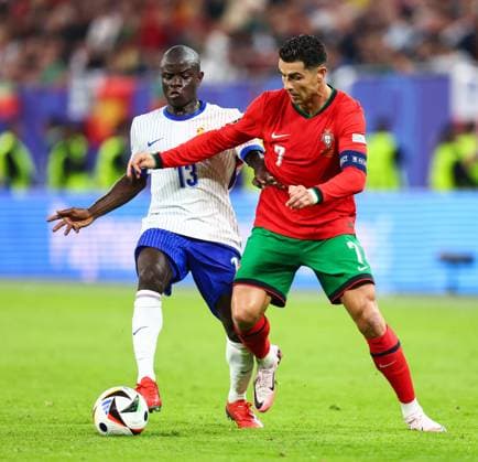 Portugal gegen Frankreich 5. Juli 2024, Hamburg UEFA EUROs Viertelfinale Portugal gegen Frankreich Ngolo Kante (Frankreich) und Cristiano Ronaldo (Portugal) Foto Charlotte Wilson Abseits Hamburg Deutschland  Copyright: xCharlottexWilsonx xOffsidexOffside