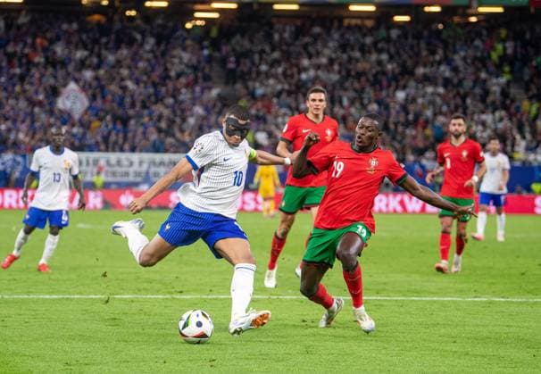 Football, men, season 2023 24, Euro 2024 quarter-finals in Hamburg, Portugal France, v l Kylian Mbappe France , Nuno Mendes Portugal , 05 07 2024, Copyright: xSebastianxRäppold MatthiasxKochx