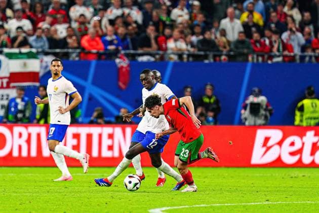 Randal Kolo Muani France, 12 , Vitinha Portugal, 23 GER, Portugal vs France, European Football Championship, UEFA Euro 2024, quarter-finals, 05 07 2024 GER, Portugal vs France, European Football Championship, UEFA Euro 2024, quarter-finals, 05 07 2024 Hamburg Copyright: xEibner-Pressefoto MarcelxvonxFehrnx EP_MFN