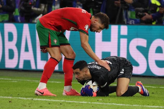 Volksparkstadion, Hamburg UEFA EURO 2024 Germany, Quarterfinal 5 July 2024 , Portugal France v l , Ruben Dias Portugal thanks goalkeeper, goalkeeper Diogo Costa Portugal Copyright: JoaquimxFerreira