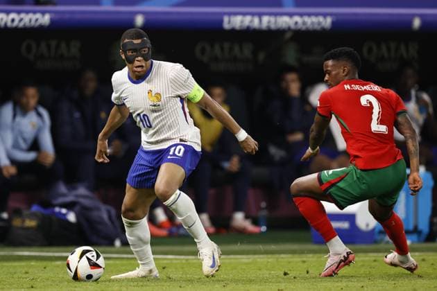 HAMBURG - (l-r) Kylian Mbappe of France, Nelson Semedo of Portugal during the UEFA EURO, EM, Europameisterschaft,Fussball 2024 quarter-final match between Portugal and France at Volksparkstadion on July 5, 2024 in Hamburg, Germany. ANP Hollandse Hoogte MAURICE VAN STEEN UEFA EURO 2024 2024 xVIxANPxSportx xVanxSteenxFotografiexIVx 502837653 originalFilename: 502837653.jpg