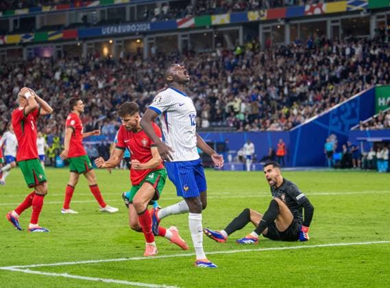 Football, men, season 2023 24, Euro 2024 quarterfinals in Hamburg, Portugal France, f l Pepe Portugal , Ruben Dias Portugal , Randal Kolo Muani France , goalkeeper Diogo Costa Portugal , 05 07 2024, Copyright: xSebastianxRäppold MatthiasxKochx