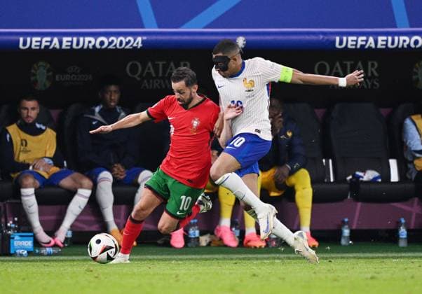 Russia Soccer Euro 2024 Portugal - France 8723227 05.07.2024 Portugal s Bernardo Silva and France s Kylian Mbappe struggle for the ball during the UEFA EURO, EM, Europameisterschaft,Fussball 2024 quarter final soccer match between Portugal and France at the Volksparkstadion in Hamburg, Germany. Alexey Filippov Sputnik Hamburg Germany  Copyright: xAlexeyxFilippovx