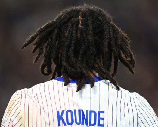 Portugal gegen Frankreich 5. Juli 2024, Hamburg UEFA EUROs Viertelfinale Portugal gegen Frankreich Das Haar von Jules Kounde aus Frankreich Foto Charlotte Wilson Abseits Hamburg Deutschland  Copyright: xCharlottexWilsonx xOffsidexOffside