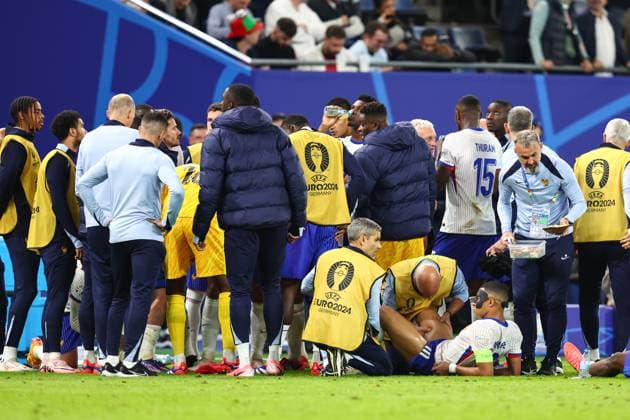 Portugal gegen Frankreich 5. Juli 2024, Hamburg UEFA EUROs Viertelfinale Portugal gegen Frankreich Kylian Mbappe aus Frankreich mit einem Gesichtsschutz wird medizinisch behandelt Foto Charlotte Wilson Abseits Hamburg Deutschland  Copyright: xCharlottexWilsonx xOffsidexOffside