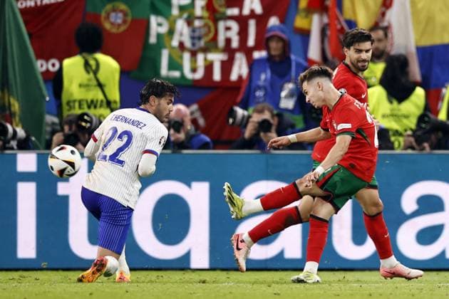 HAMBURG - (l-r) Theo Hernandez of France, Francisco Conceicao of Portugal during the UEFA EURO, EM, Europameisterschaft,Fussball 2024 quarter-final match between Portugal and France at Volksparkstadion on July 5, 2024 in Hamburg, Germany. ANP Hollandse Hoogte MAURICE VAN STEEN UEFA EURO 2024 2024 xVIxANPxSportx xVanxSteenxFotografiexIVx 502839087 originalFilename: 502839087.jpg