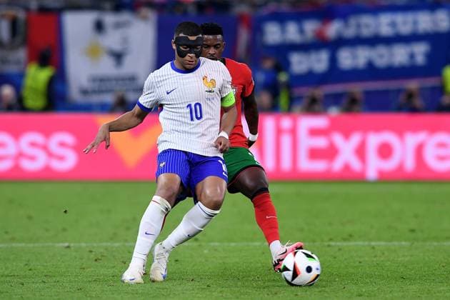 Soccer UEFA EURO 2024 Quarterfinal Portugal France on 05 07 2024 at Volksparkstadion Hamburg in Hamburg Kylian Mbappe France , left Nelson Semedo Portugal , right xRx