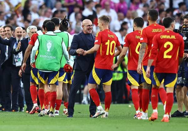 Luis de la Fuente manager of Spain celebrates with Dani Olmo of Spain after the match Spain v Germany, UEFA European Championship, EM, Europameisterschaft 2024, Quarter Final, Football, Stuttgart Arena, Stuttgart, Germany, 05 Jul 2024 EDITORIAL USE ONLY No use with unauthorised audio, video, data, fixture lists, club league logos or live services. Online in-match use limited to 120 images, no video emulation. No use in betting, games or single club league player publications. Copyright: xMichaelxZemanek Shutterstockx 14571380es