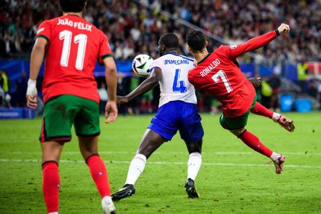 240705 Dayot Upamecano of France and Cristiano Ronaldo of Portugal during the UEFA Euro 2024 Football Championship Quarterfinal between Portugal and France on July 5, 2024 in Hamburg Photo Jesper Zerman BILDBYRAN kod JZ JZ0551 fotboll football soccer fotballs fotballs em europamästerskap em uefa euro uefa european football championship euro 2024 portugal frankrike france bbeng bbauto  Copyright: JESPERxZERMAN BB240705JZ111