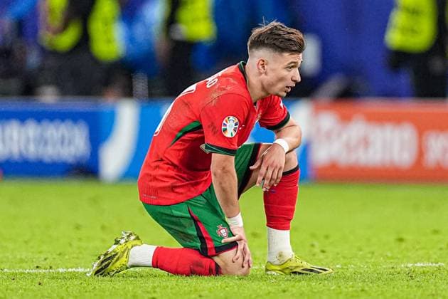 2024-07-05 Portugal v France - Quarter-Final - UEFA EURO, EM, Europameisterschaft,Fussball 2024 HAMBURG, GERMANY - JULY 5: Francisco Conceicao of Portugal disappointed on the ground during the Quarter-Final - UEFA EURO 2024 match between Portugal and France at Volksparkstadion on July 5, 2024 in Hamburg, Germany. (Photo by Joris Verwijst BSR Agency) Hamburg Germany Content not available for redistribution in The Netherlands directly or indirectly through any third parties. Copyright: xBSRxAgencyx