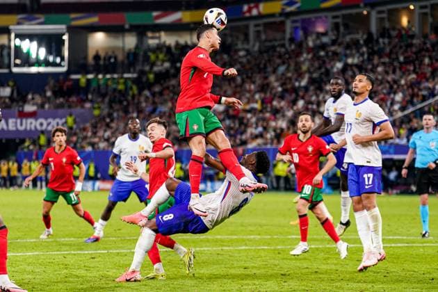 2024-07-05 Portugal v France - Quarter-Final - UEFA EURO, EM, Europameisterschaft,Fussball 2024 HAMBURG, GERMANY - JULY 5: Cristiano Ronaldo of Portugal heads the ball during the Quarter-Final - UEFA EURO 2024 match between Portugal and France at Volksparkstadion on July 5, 2024 in Hamburg, Germany. (Photo by Joris Verwijst BSR Agency) Hamburg Germany Content not available for redistribution in The Netherlands directly or indirectly through any third parties. Copyright: xBSRxAgencyx