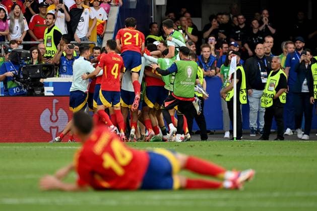 05 07 2024, xjrdrx, Football EM 2024 1 4 Final, Germany Spain emspor, v l Goal celebration after the goal to celebrate the goal celebrate 1 2 by Mikel Merino Zazon Spain DFL DFB REGULATIONS PROHIBIT ANY USE OF PHOTOGRAPHS as IMAGE SEQUENCES and or QUASI VIDEO Stuttgart