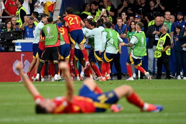 05 07 2024, xjrdrx, Football EM 2024 1 4 Final, Germany Spain emspor, v l Goal celebration after the goal to celebrate the goal celebrate 1 2 by Mikel Merino Zazon Spain DFL DFB REGULATIONS PROHIBIT ANY USE OF PHOTOGRAPHS as IMAGE SEQUENCES and or QUASI VIDEO Stuttgart