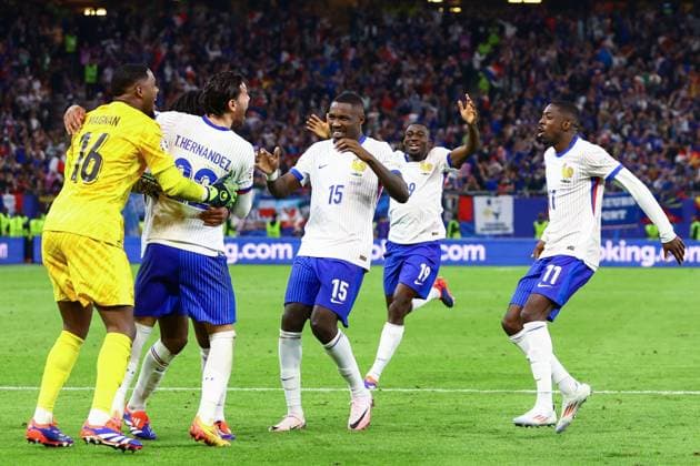 Thà o Hernandez of France and team mates celebrate victory after the shootout Portugal v France, UEFA European Championship, EM, Europameisterschaft 2024, Quarter Final, Football, Volksparkstadion, Hamburg, Germany, 05 Jul 2024 EDITORIAL USE ONLY No use with unauthorised audio, video, data, fixture lists, club league logos or live services. Online in-match use limited to 120 images, no video emulation. No use in betting, games or single club league player publications. Copyright: xKieranxMcManus Shutterstockx 14571382da